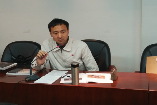 2、谢春风研究员主持会议.jpg