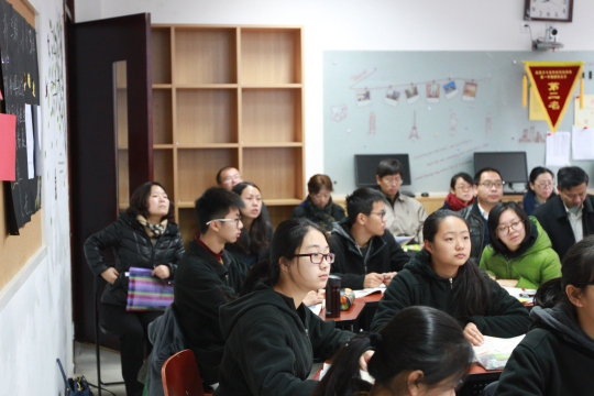 7与会者观摩课堂教学.jpg
