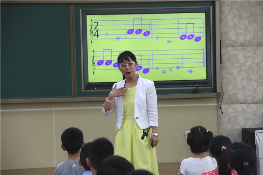和平里第四小学康建新老师执教2年级唱歌课《大雨和小雨》.JPG