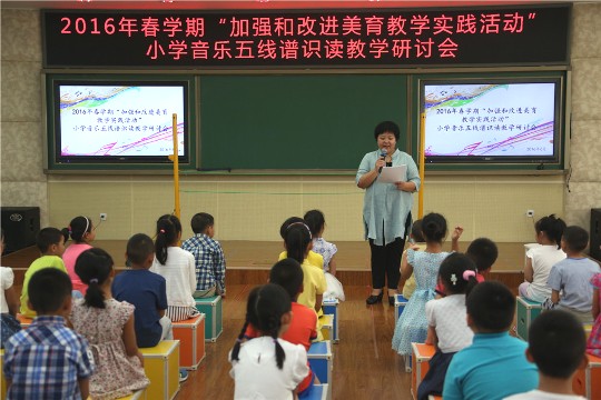 东城区教研员马燕梅主持本次研讨会.JPG
