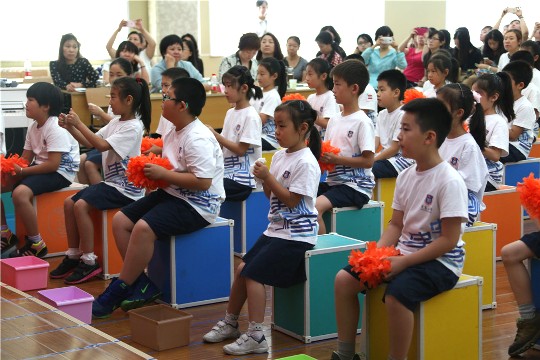 学生们用身边的物品模拟企鹅在雪地上走路的声因.JPG