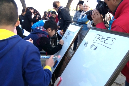 学生展示研究成果.jpg