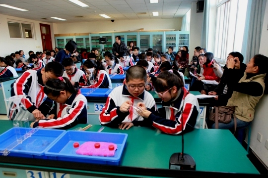 7初一科学实验课上学生现场制作欹器模型.JPG