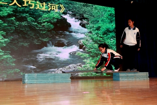 10应用“杠杆原理”巧过河流.JPG