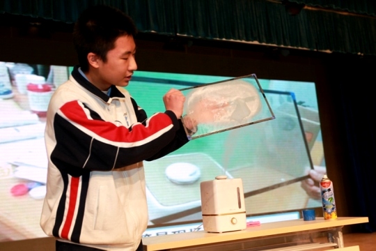 11学生现场制作“冰花”.JPG