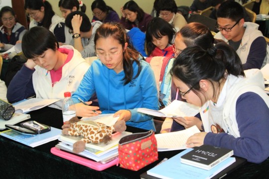 IB语文课堂上,学生小组研讨.JPG
