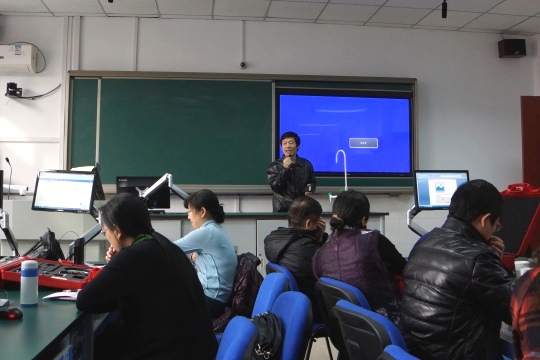 基教研中心教研员秦晓文老师对25个主题实验进行操作培训.jpg