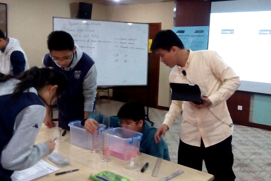 5AP化学课堂上,教师指导学生分组实验.jpg