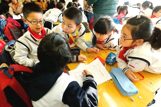 《我是桥梁设计师》课堂：学生在小组讨论.jpg