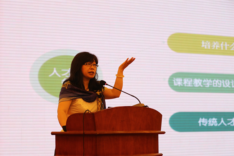 鱼霞做总结报告.jpg