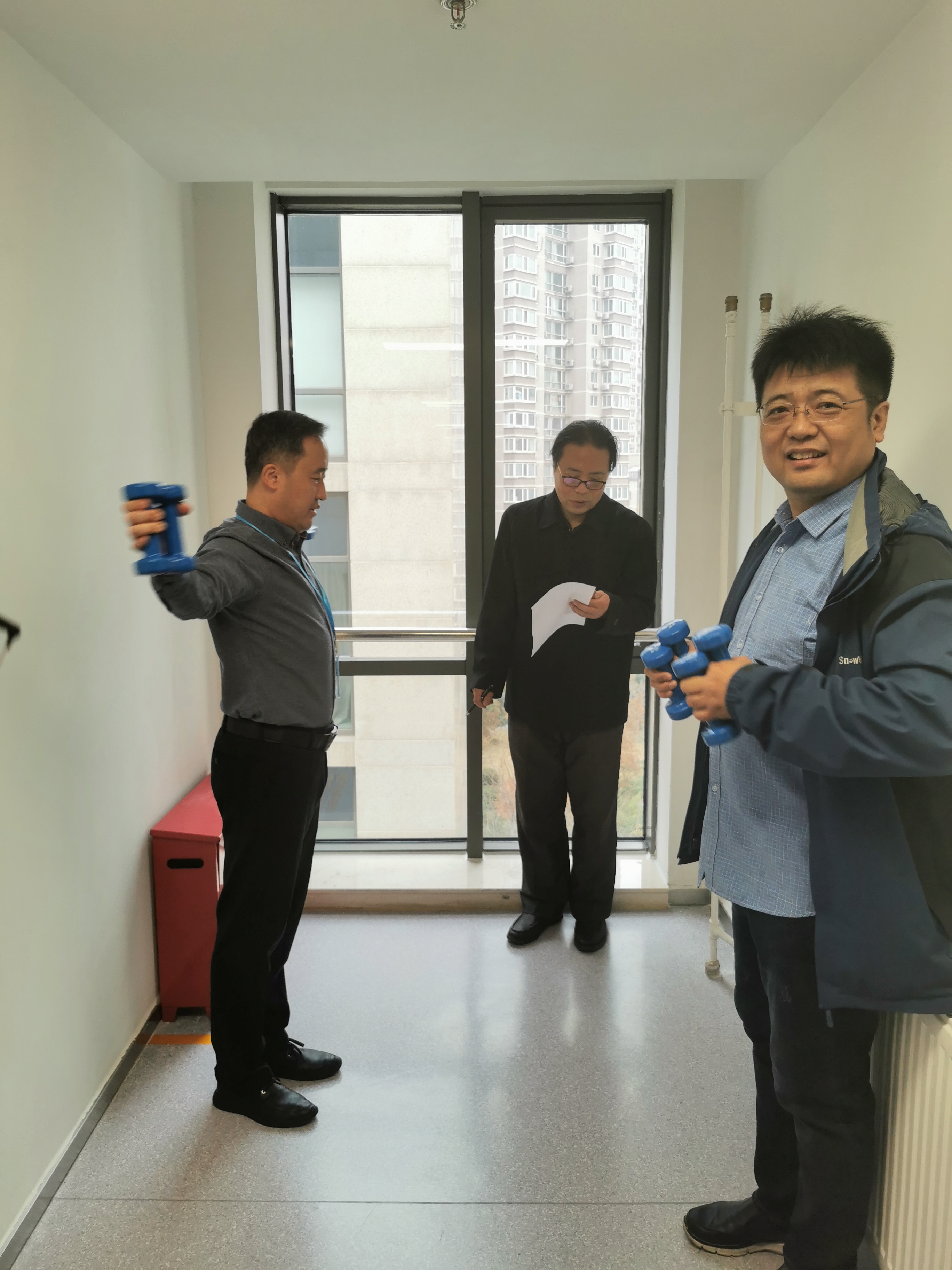 3举哑铃：范颖贾欣等.jpg