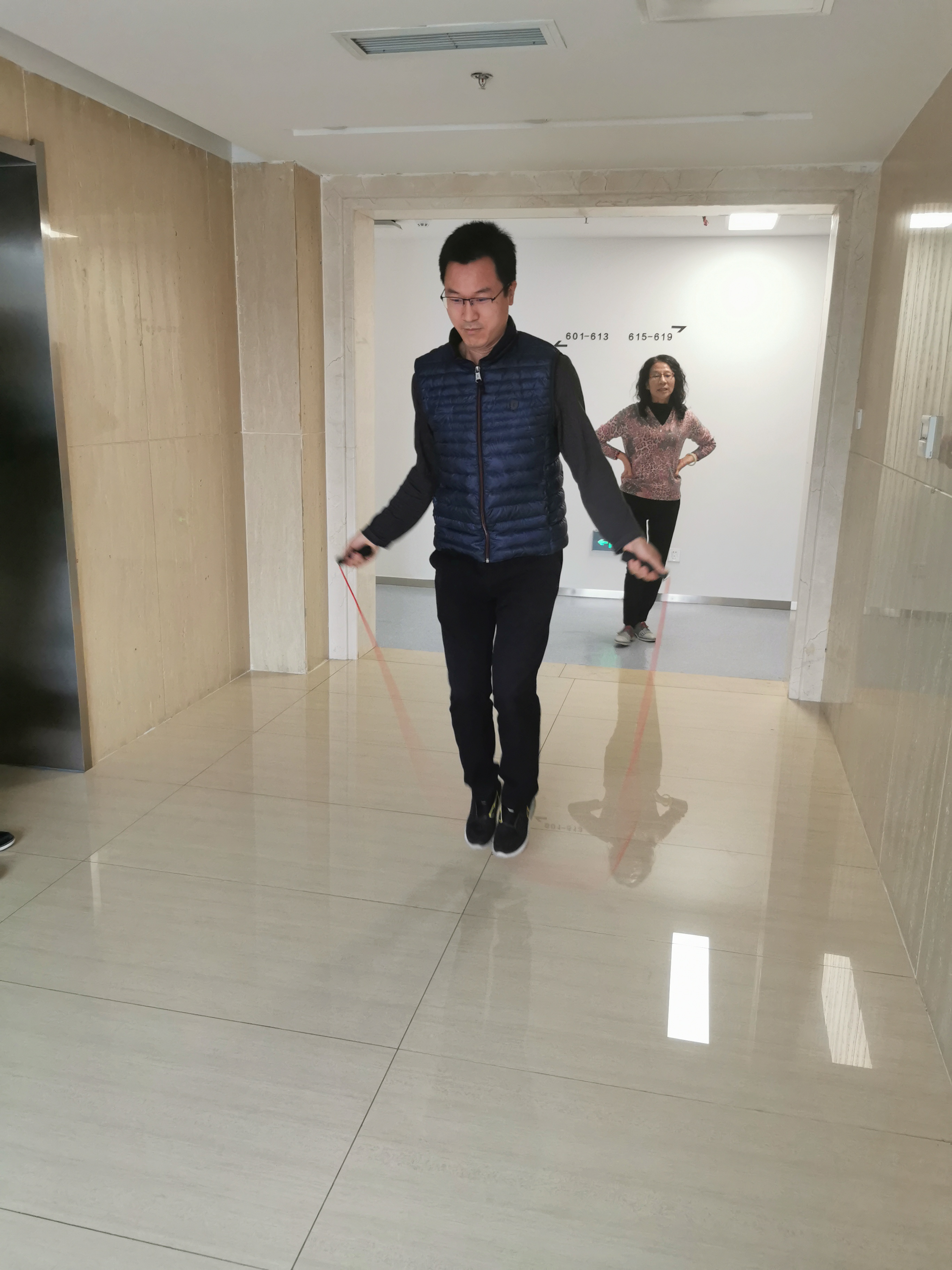5跳绳：李忠诚贾主任.jpg