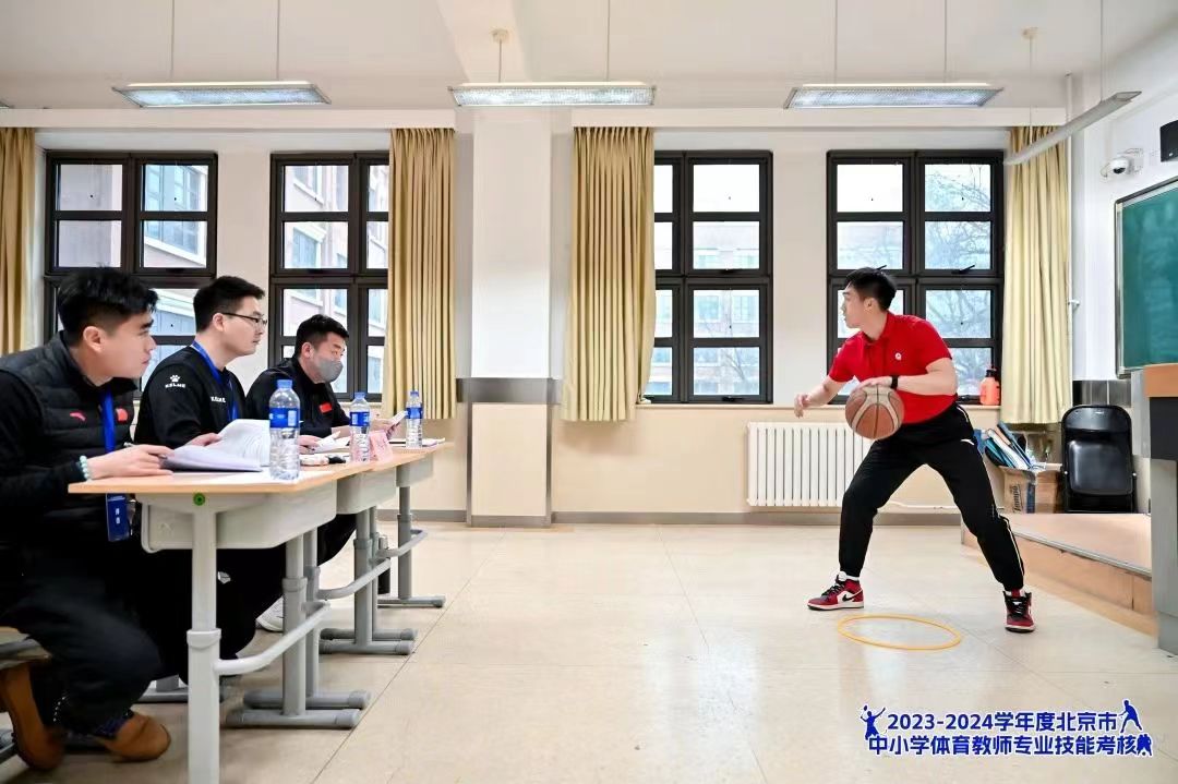 6--教师参加篮球项目微格教学.jpg