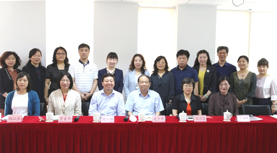 7参会的专家、领导与小学数学学科教研基地核心成员合影.jpg