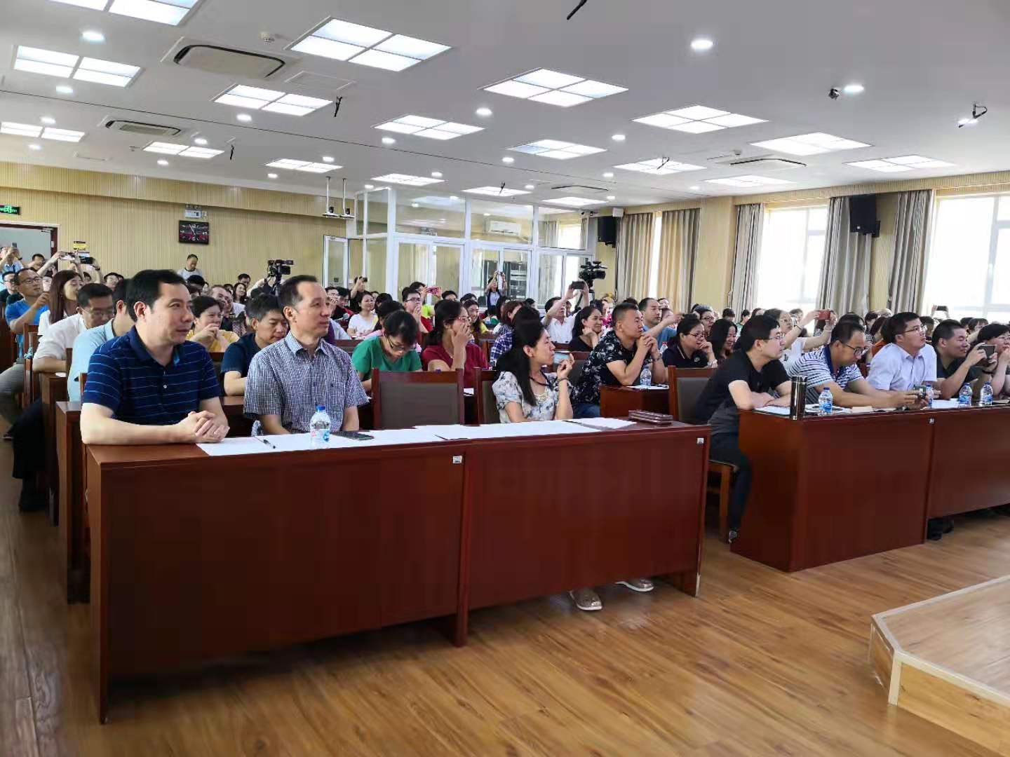 20190710 李卫东副主任看望物理老师培训1.jpg