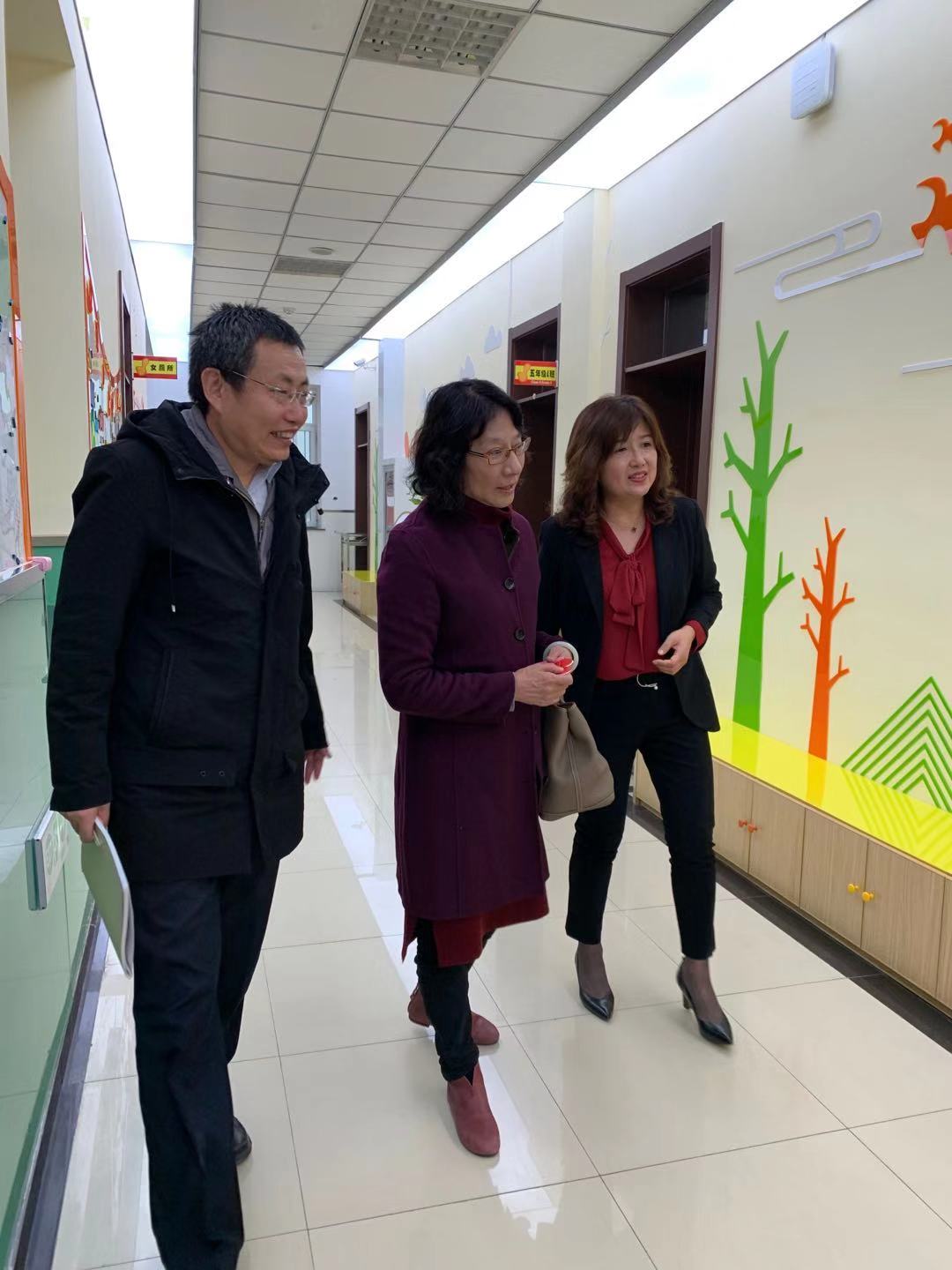 贾美华在校领导陪同下调研校园文化.jpg