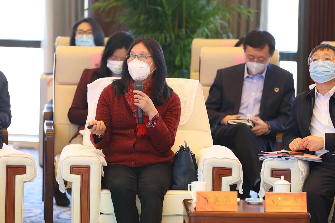 3基教研中心主任贾美华介绍课程研发中的教研支持.jpg