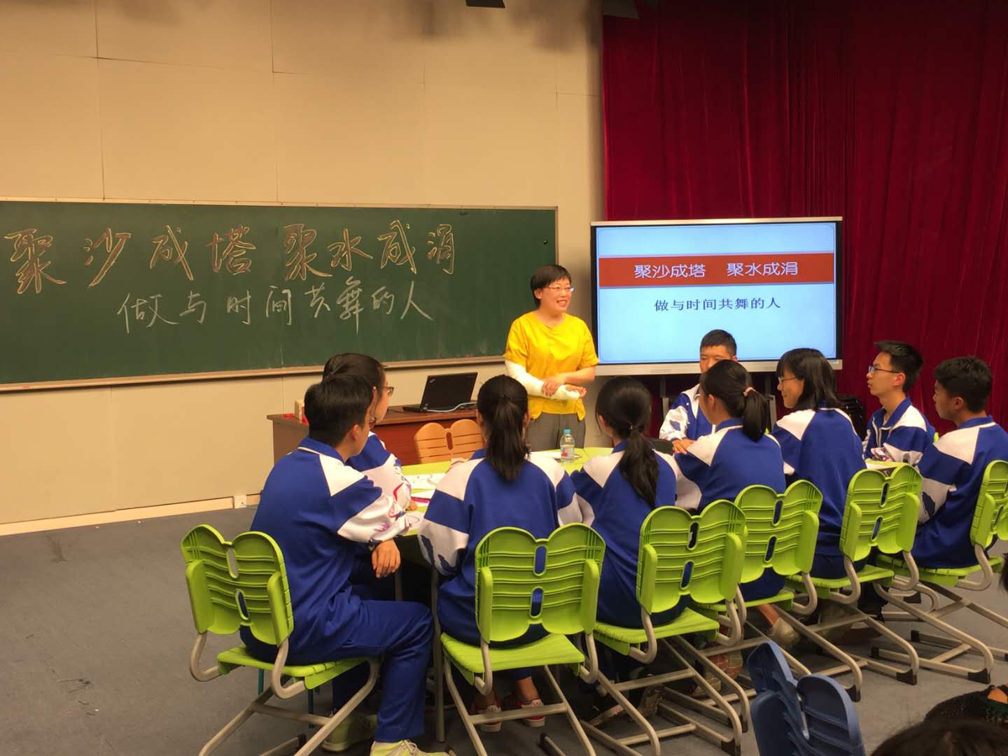 带着石膏臂给教师们上示范课-王红丽.jpg